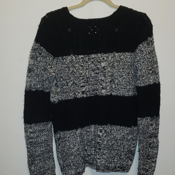 Black and white striped cable knit sweater - Picture 3 of 3